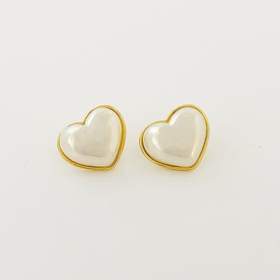 China New TRENDY pearl stud earrings with heart shaped design with high quality vintage brass plated earrings for sale