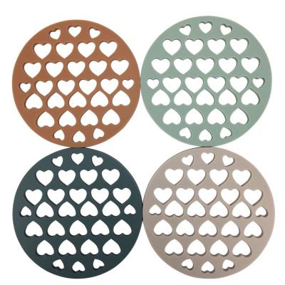 China 2021 Sustainable Popular Household Kitchen Tools Fashion Heart Shaped Hollow Design Round Silicone Insulation Pad for sale