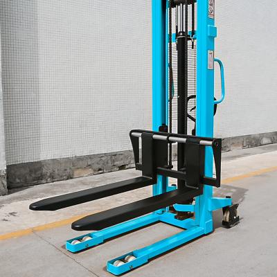 China Semi-elektrische handmatige palletstapler 1.5t walkie-straddle met verstelbare vork Te koop