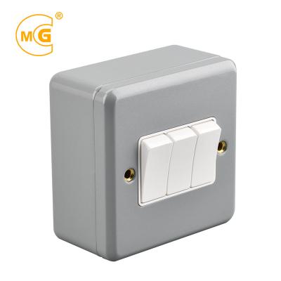 China Metal Clad With Epoxy Powder English Power 3 Strip 10A Outdoor Metal Clad Wall Light Switch for sale