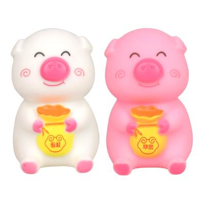 China Custom Vinyl Cute Pig Animal Holding Money Bag Cake Party Birthday Cake Decoration 2 Colors Vinyl Topper Toys For Baby for sale