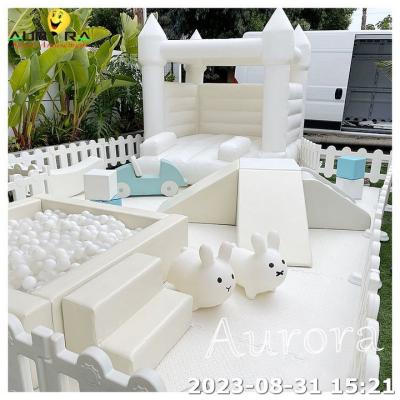 China Alquiler de equipo para fiestas de niños Bolas de boxeo Casa de rebote de niños Blanco Soft Play en venta