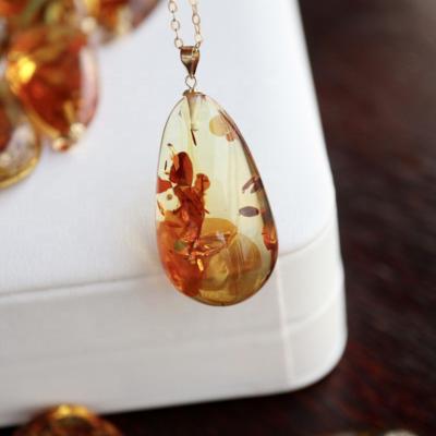 China Natural Flower Amber Water Droplets Necklace Pendants Vintage Jewelry Accessories 18k Gold Wholesale for sale