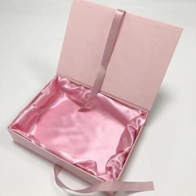 China Recyclable Popular Pink Packaging Box Jewelery Box Colored Paper Products Packaging Satin Inside Material for sale