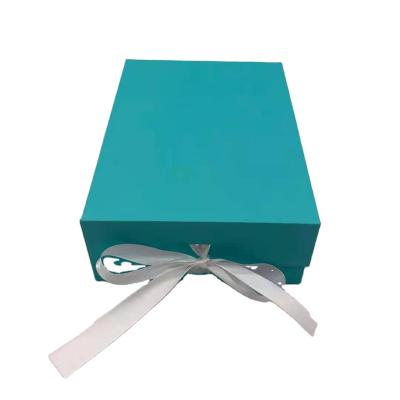 China Recyclable Custom Hot Stamping Matte Finish Magnetic Closure Paper Gift Box Clothes Ribbon Handle Folding Apparel Packaging for sale