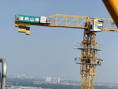 China Gebruikte torenkraan van 6515 10t met 65m jibboom en 46m vrije hoogte QTZ160 model Te koop