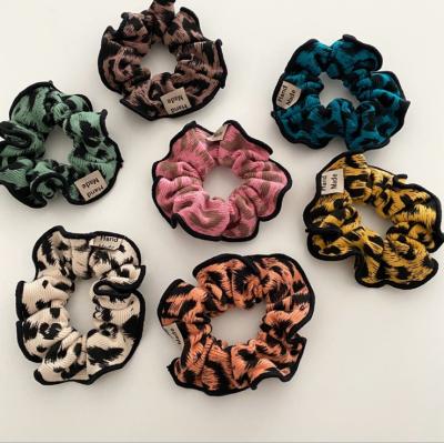 China Wholesale Newest Ladies Hair Decoration Korean Women Knitted Scrunchies Hair Accessories Leopard Scrunchies Hair Ties For Girls for sale