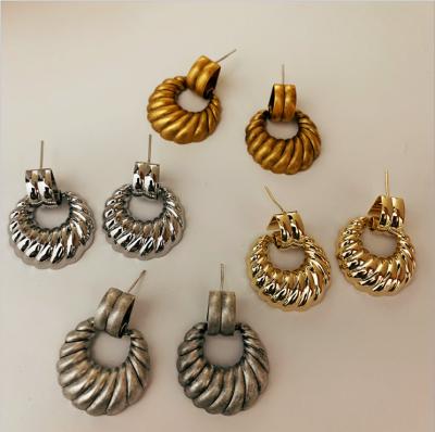 China Wholesale Cute Vintage Women Stud Earrings Gold Plated Korean Metal Shell Stud Earrings For Women for sale