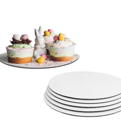 China 3mm Thickness Cake Boards And Cake Box Round Cake Circle Disposable White Corrugated Base for sale