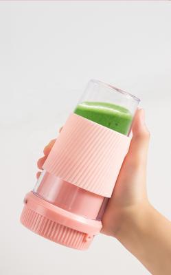 China Protable Rechargeable Electric Portable Mini Juicer 450ml Juicing Cup For Travel for sale