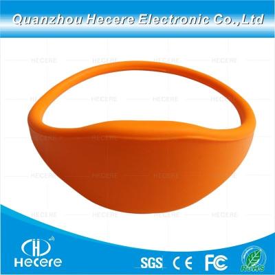 China                  Factory Price 125kHz RFID T5577 Oblate Waterproof Silicone Wristband              for sale