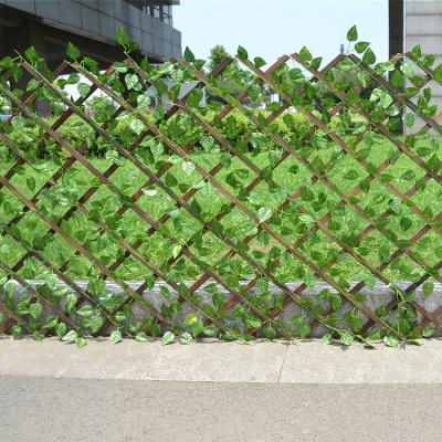 China Customized Environmentally Friendly Artificial Expanding Green Hedge Leaf Fence For Backyard Decoration for sale