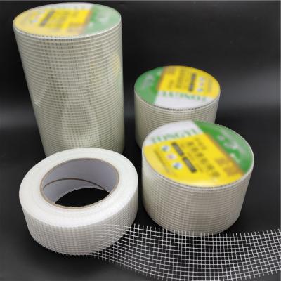 China Standaard Zelfklevende de Murenbarsten van Glasvezelmesh tape white color for Te koop