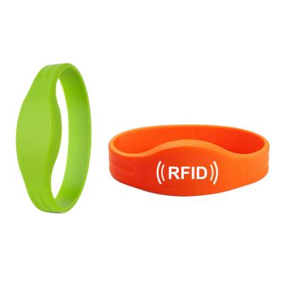 China Customized waterproof/waterproof nfc chip payment silicone moneyless wristband for sale