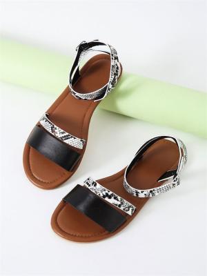 China Wholesale Breathable Glitter Snakeskin Flat Shoes Summer Beach Stretching Women's Slippers and Sandals for sale