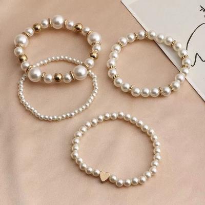 China Fashion factory direct supply fashion personalized women pearl beads heart-shaped bracelet for sale