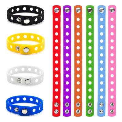 China 18cm Long Silicone Sports Bracelet with Moulding Service and Customized Ornament for sale