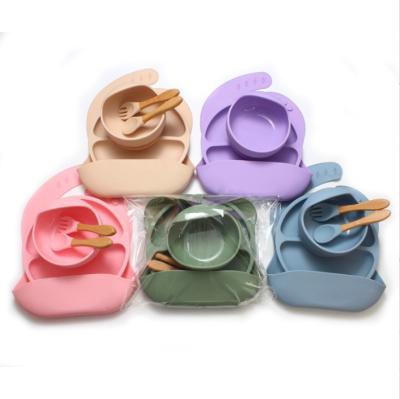 China Nenhum Estilo de Design Servidores de mesa de silicone para bebê 5pcs BPA Free Feeding Set Cubo de colher à venda