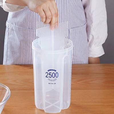 China Food Storage Container Set Grain Kitchen Cereal Dispenser Heatable Clear Plastic Airtight Dry Storage Container for sale