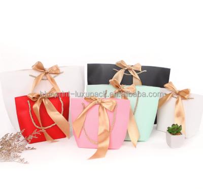 China Handmade Wholesale Factory Creative Printing Apparel Packaging Cosmetics Gift Customize Paper Bag for sale