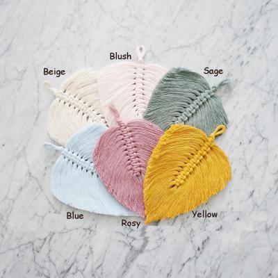 China Single Macrame Feather Small Macrame Wall Hanging Modern Boho Home Decor Ornament for sale