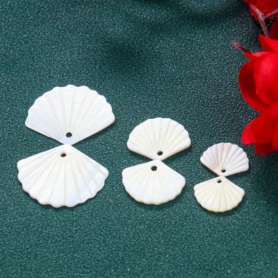 China Decorative Pendants 5 Pcs Natural White Freshwater Shell Ornament Carved Scallop Pendant Decoration DIY Accessories for sale