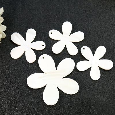 China Decorative Pendants Sell Natural Freshwater Shell Bracelets Necklaces Carved Flowers For Making Crafts And Decorative Wholesale Accessories for sale