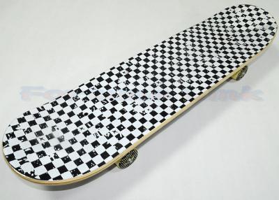 Κίνα 31 ίντσα μακριά ξύλινα Skateboards σφενδάμνου μεταφοράς θερμότητας που τυπώνονται στη μαύρη ταινία πιασιμάτων της δεκαετίας του '80 προς πώληση