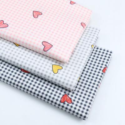 China Lattice Shrink-Resistant Black Pink Heart Cotton Twill Sewing Fabric Making Bedding Home December Handmade Fabric for sale