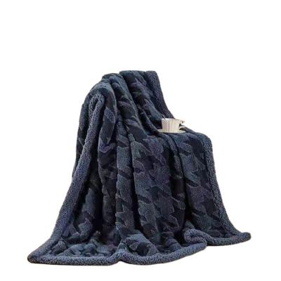 China Anti-Static Luxury Houndstooth Fleece Blanket Wholesale 100% Polyester Blanket for sale