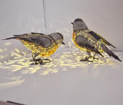 China Small Birds Statue Garden Decor Animals With Solar Led Small Metal Birds Light Statue for sale