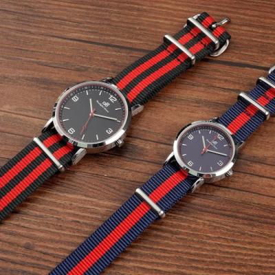 Chine Diamètre 32 mm Montre en quartz pour homme imperméable à l'eau moderne pour les couples à vendre