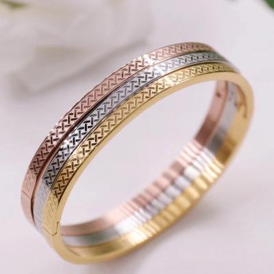 Cina Braccialetto di bracciale ovale largo da 4 mm in acciaio inossidabile braccialetti personalizzati per coppia in vendita