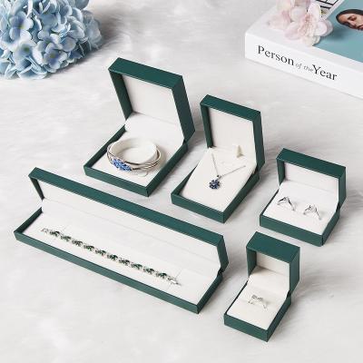 China Blue Jewelry Box DropshippingRing Leather Logo Luxury Jewelry Packaging Box Custom Made Glod Vellum Paper Necklace Hand Catenary Box UA327 for sale