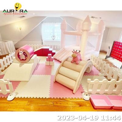 China Soft Play Merry Go Ronde Roze en Wit Met Ball Pit opblaasbare uitsmijter Te koop