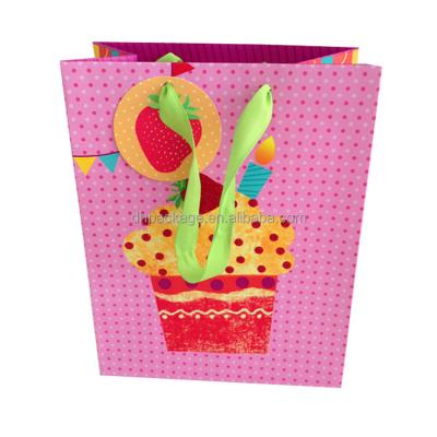 China Recycled Materials Factory Supply Custom Printed Glitter Cake Birthday Party Favor Paper Gift Bag for sale