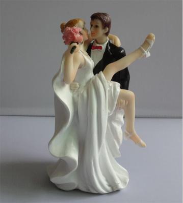 China All the World Bride Cake Topper and Living Room Art Crafts Sculpture Wedding Gift of Couple Home Decor Resin Groom Statue for sale