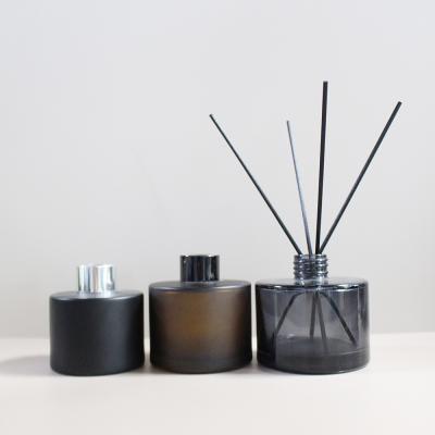 China Cosmetic Custom Design Glass Empty Aroma Oil Reed Diffuser Bottle With Rattan Sticks Decorative Diffuser Bottle Cork for sale