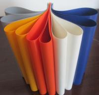 China Kleurrijke PVC-gecoate traliewerk polyesterstof in rol 1000D X 1000D 20X20 650 Gsm Te koop