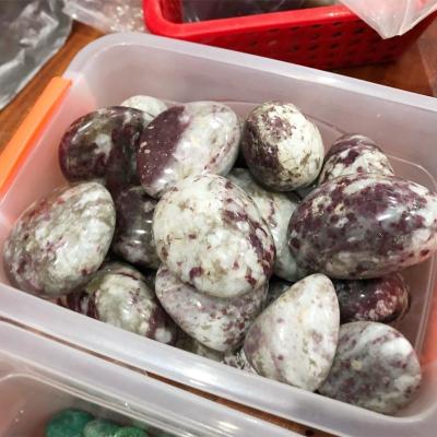 China Natural Healing Stone Palm Quartz Massage Tourmaline Rose Flower China Plum Plum Crystal Stone For Reiki for sale