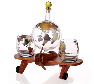 China Good Gift Competitive Price Home 21inch High Quality CREATIVE Bar Decor 2 Whiskey Glasses Airplane Wooden Decanter Glasses Good Gift for sale