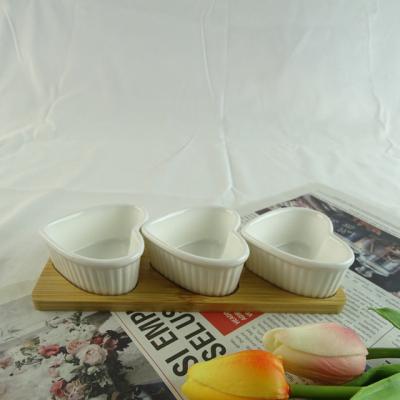 China Sustainable Small White Ceramic Bowl 3 Pcs Heart Shape With Bamboo Tray Promotion for sale