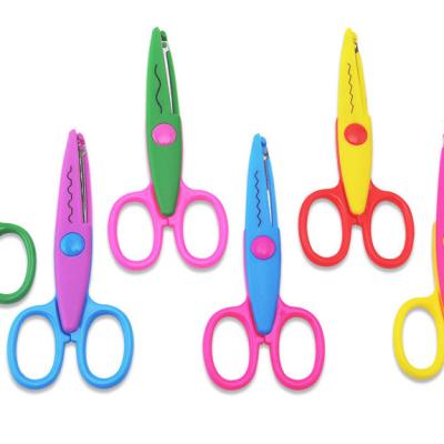 China Daily Use Craft Log Cutting Plastic Handle Daily Use Craft Log Cutting Stainless Steel Craft Zigzag Scissors Kids for sale