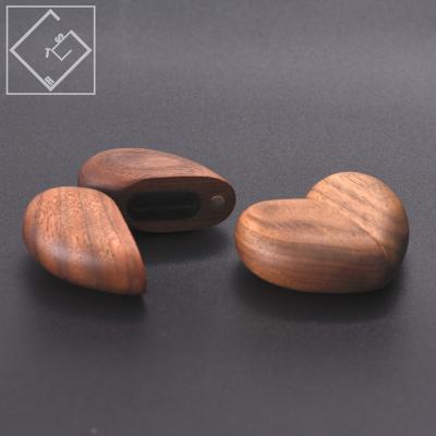 China Customized Modern Gentdes Jewelry Heart Shape Walnut Ring Box Custom Wood for sale