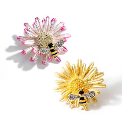 China Girls Brass Custom Rhinestone Hard Enamel Pink Flower Bee Brooch Pin Enamel Daisy Flower Brooch For Scarf Clip for sale