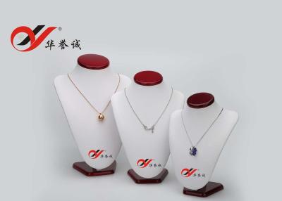 China La PU cubre el color del tenedor con cuero del soporte del collar de la joyería modificado para requisitos particulares con el gancho/el botón en venta