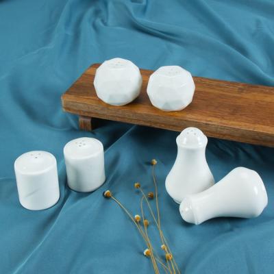 China Viable Wholesale Bulk Western Accessories Small Ceramic Hotel Restaurant Kitchen Salt and Pepper Shaker Set for sale