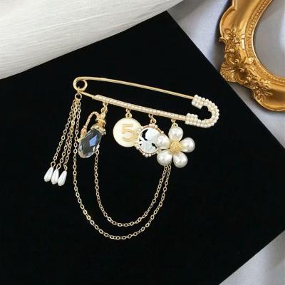 China Rhinestone ALLOY Fashion Korea Style Number 5 Pearl Flower Tassel Brooches Pins Brooches Lapel Pin For Women Coat Accessories for sale