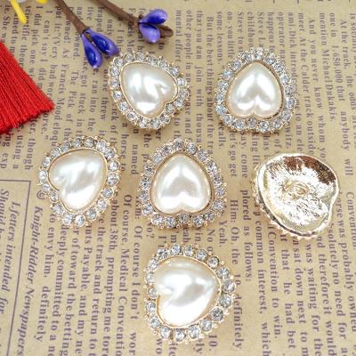 China 2020 factory viable custom high quality fashion women clothing heart shape pearl zinc alloy button with rhinestone for sale