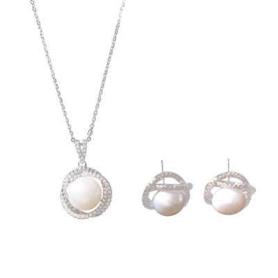 China CLASSIC Exclusive News Design Faux Pearl Hollow Out Necklace Earrings Pendant Jewelry Set For Engagement for sale